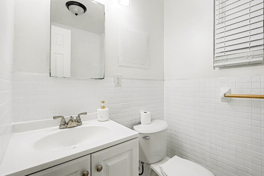 Building Photo - 506 Eastern Ave NE