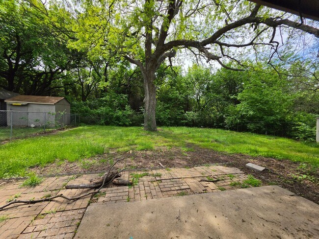 Building Photo - 3 bedroom home in Tecumseh!