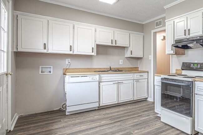 Building Photo - 2215 Sutton-Move in ready!