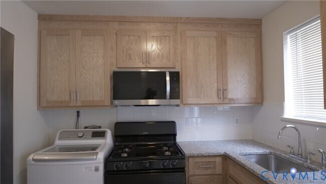 Building Photo - 419 Roxana Rd
