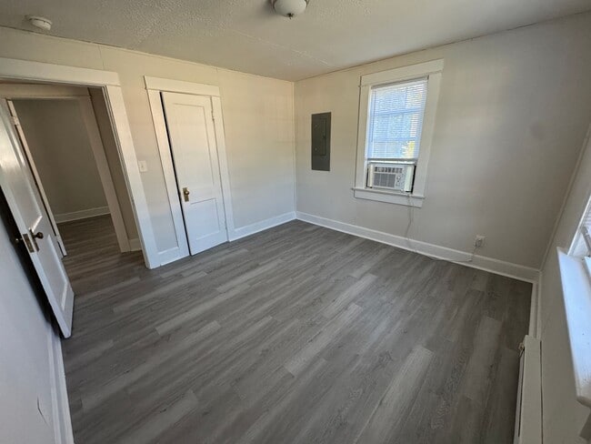 Building Photo - MINUTES TO DOWNTOWN FREDERICKSBURG - 2 BEDROOM COTTAGE