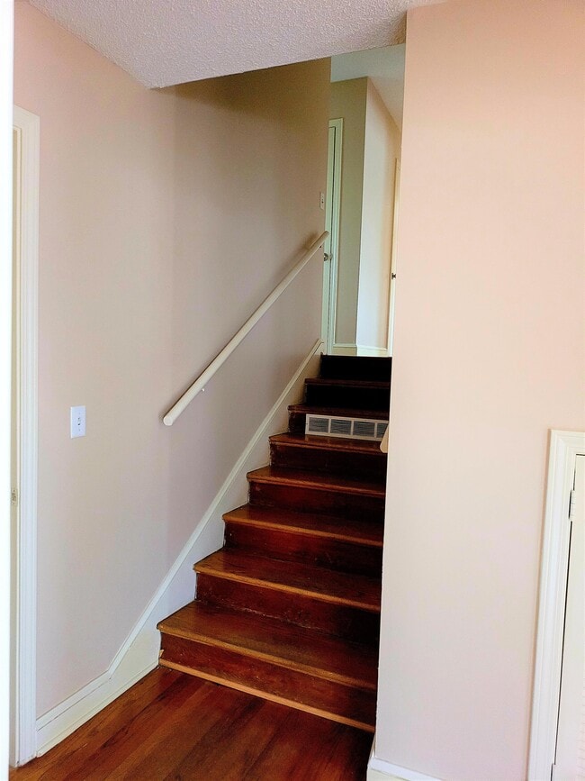 Building Photo - 109 Evergreen Ln