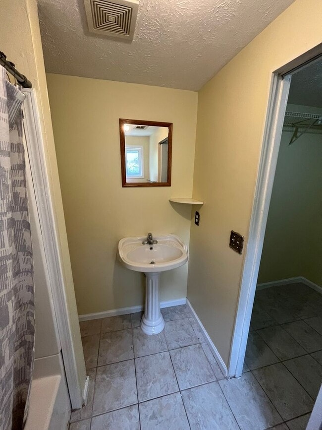 Building Photo - 951 Celia Dr