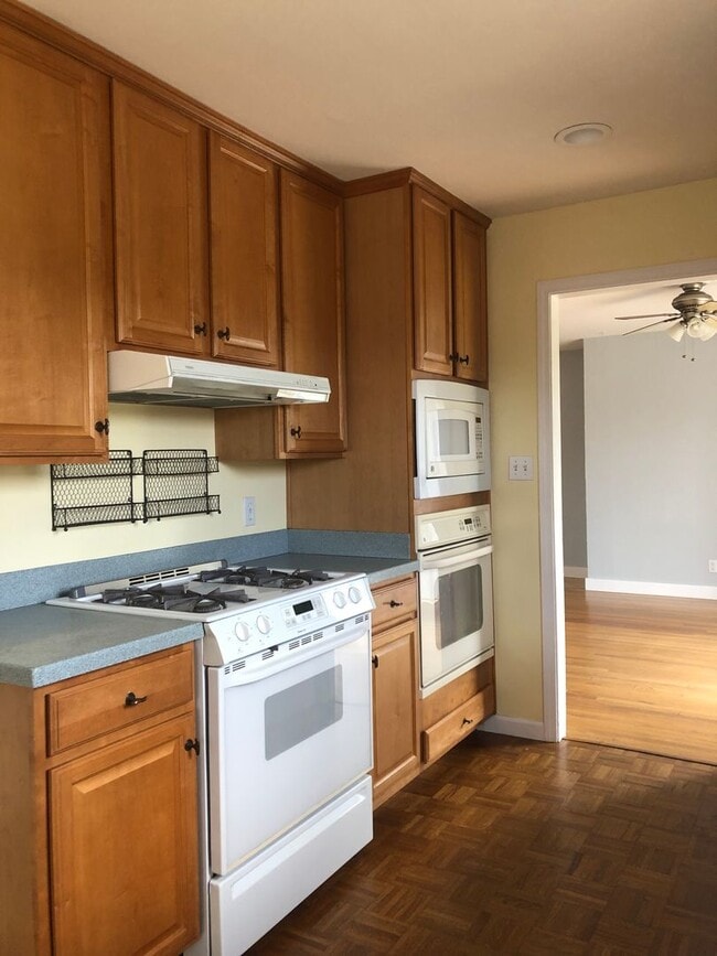 Building Photo - Charming Home w/ Large Yard - Available SOON