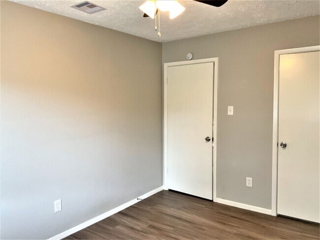 Building Photo - 2326 Meade Ct