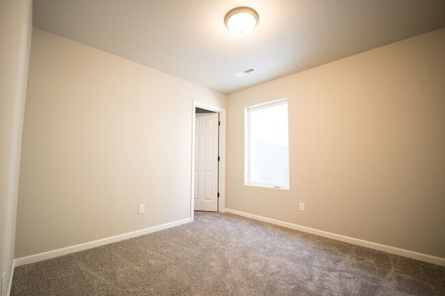 Building Photo - One-Level Carefree Living in a quiet and i...