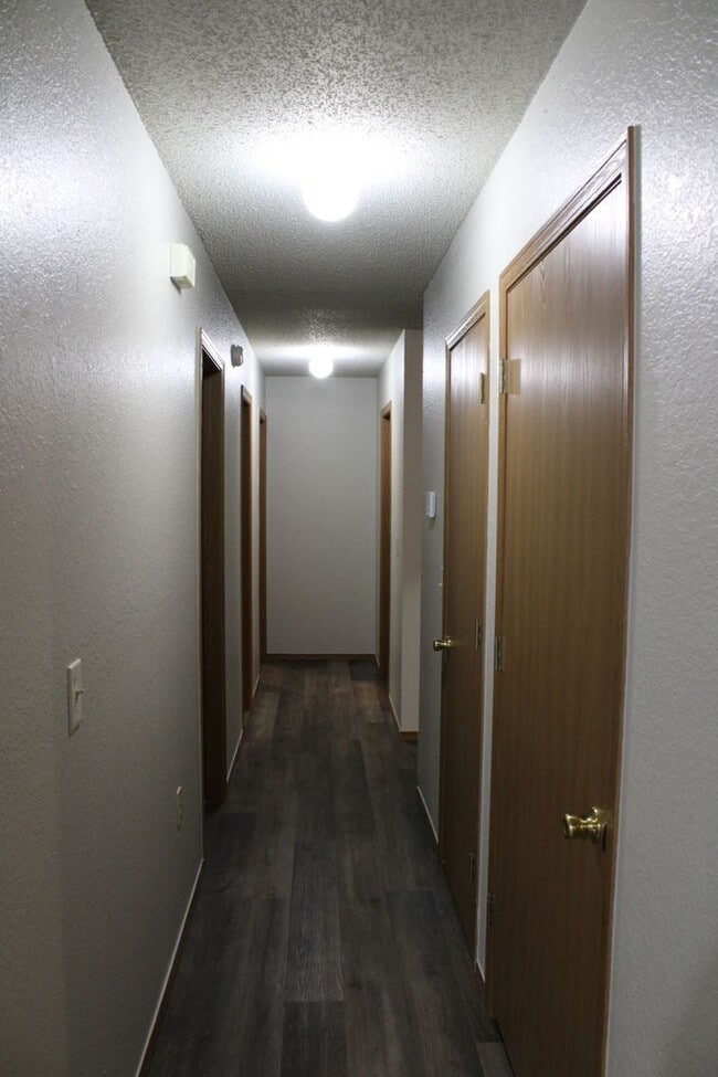 Building Photo - Newly Updated With Fresh Paint, Flooring & Countertops Throughout!