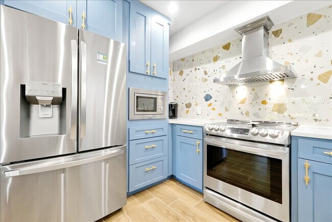 Building Photo - ALL UTILITIES INCLUDED & Fully Furnished! Sleek 2BR/2BA Townhome in Haines City