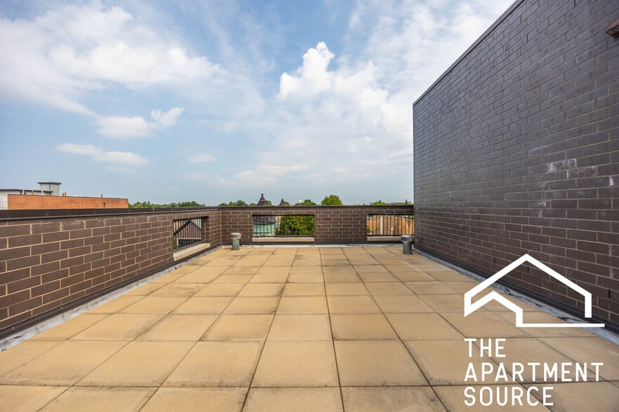 Primary Photo - 2533 W Fullerton Ave