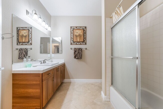 Building Photo - 3 Bedroom Furnished Condo in Spanish Palms