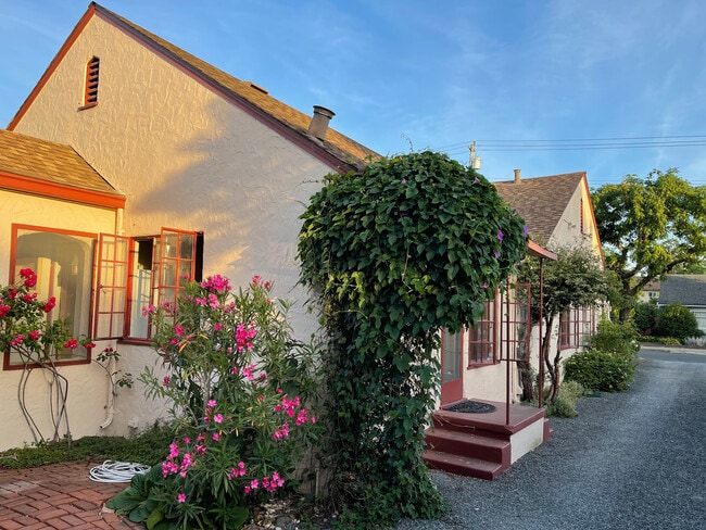 Building Photo - 517 Benton St