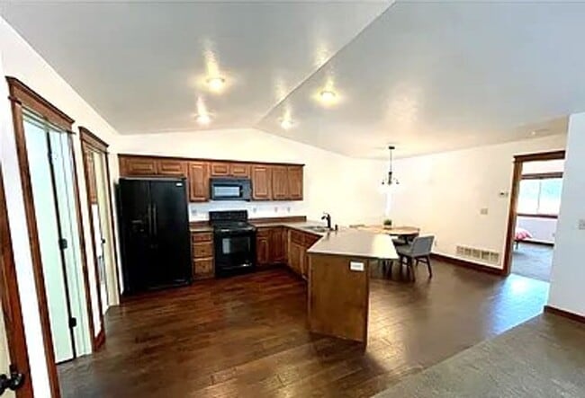 Building Photo - Beautiful 3 bedroom 2 1/2 bath townhouse in 4 Corners! Fenced backyard!