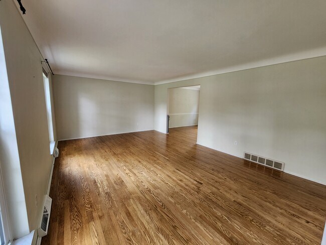 Building Photo - 720 Woodfield Dr