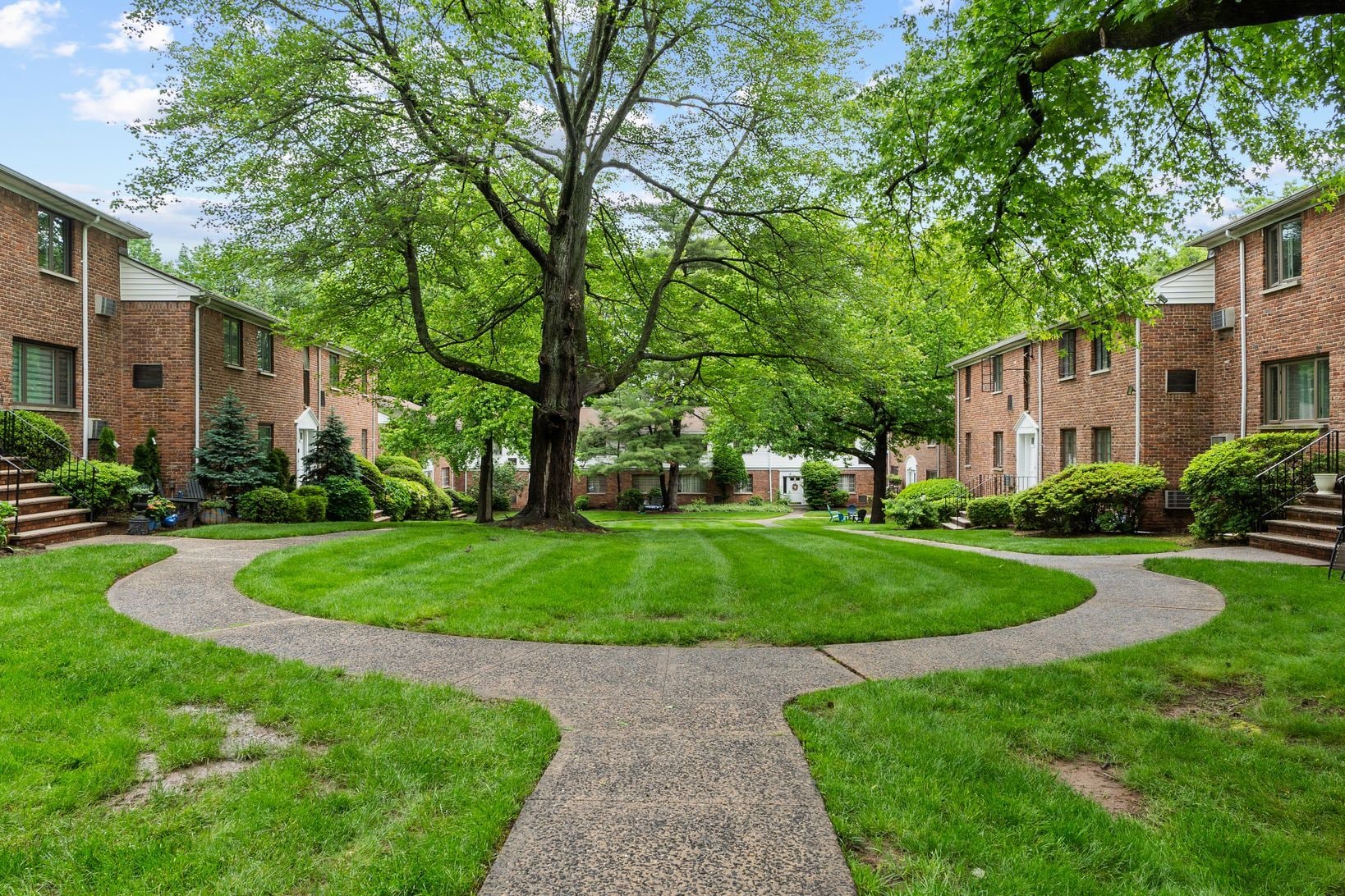 Courtyard - 33B Troy Dr