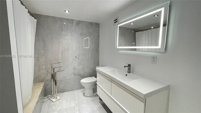 Building Photo - 800 Parkview Dr