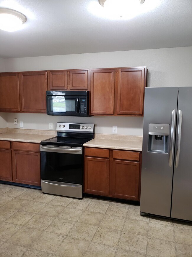 Building Photo - 898 Stonehurst Dr