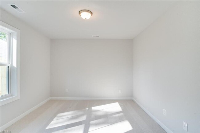 Building Photo - Like-New Two-Unit Condo in Sought-After Ch...
