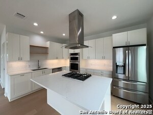 Building Photo - 2615 S Flores St