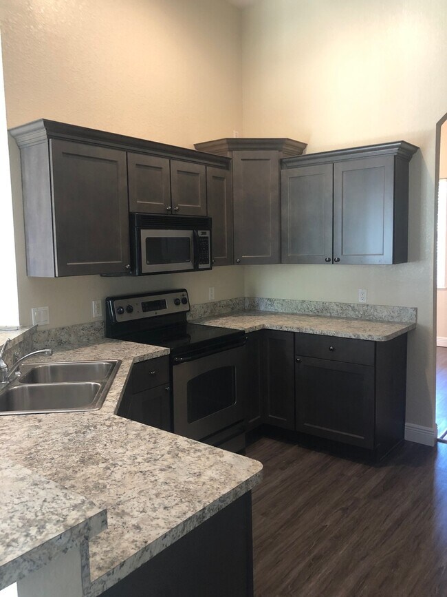 Building Photo - Large House w/Bonus Room, Lawn Care Included