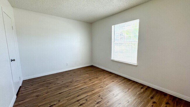 Building Photo - Las Vegas 2-Bed, 2-Bath Condo in Secure Ga...