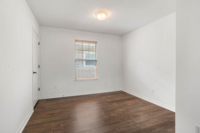 Building Photo - 5841 Last Big Tree Ln