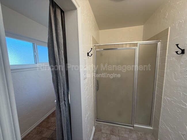 Building Photo - 3677 Willowick Dr