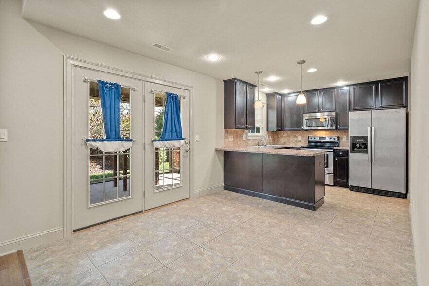 Building Photo - 1811 Trellis Ln