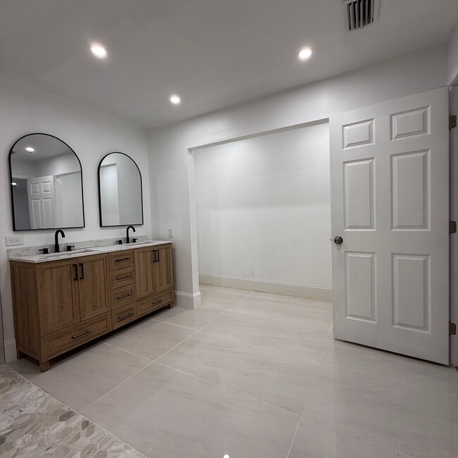 Building Photo - 7499 Pinehill Rd