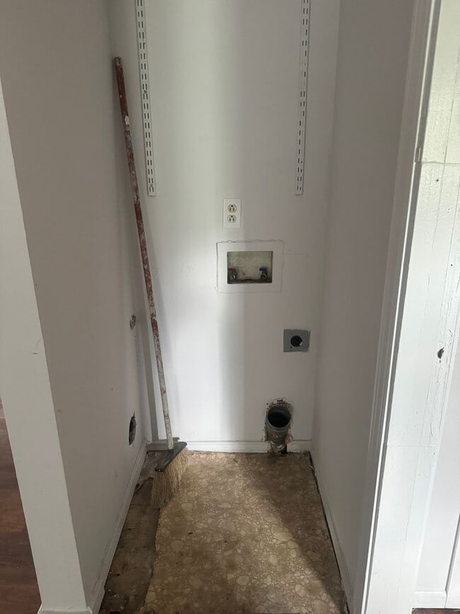 Building Photo - large 3bedroom 1 bathroom