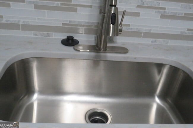 Building Photo - 2060 Bedford Ct