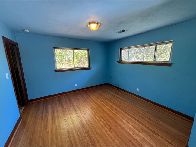 Building Photo - Cozy 3 Bed 1 Bath - Available Now! $350 Of...