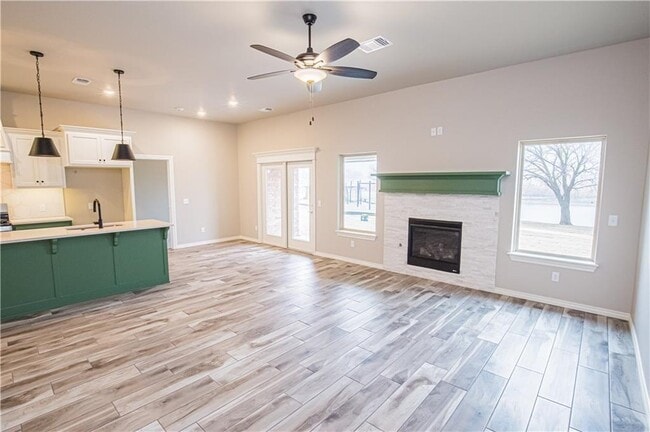 Building Photo - 3516 Lakeside Dr