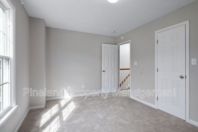 Building Photo - 320 Roundtree Dr