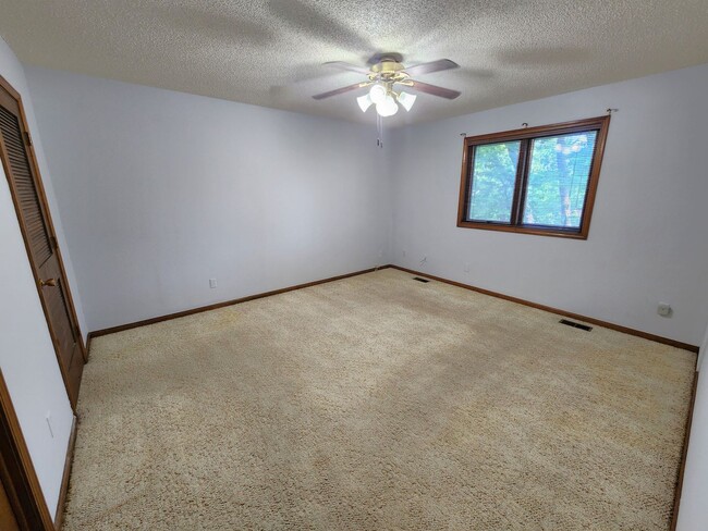Building Photo - Nice 3BR, 1.5BTH half duplex near schools ...