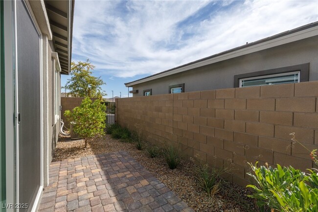 Building Photo - 929 Silverfir Ct