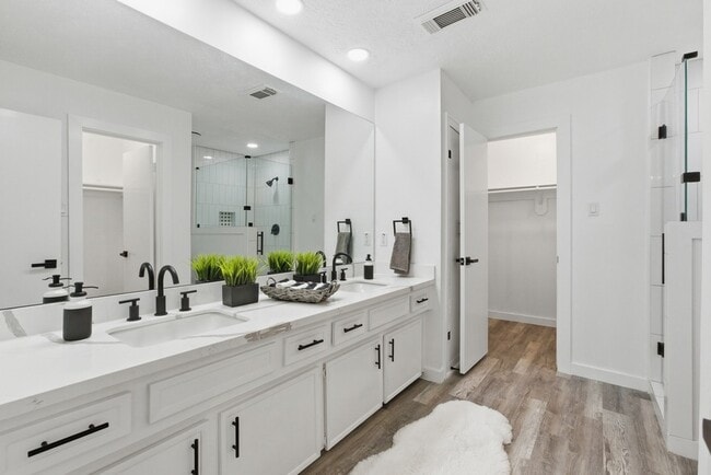 Building Photo - 2906 Colonial Dr