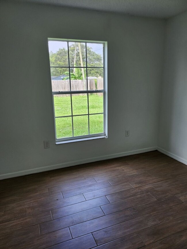 Building Photo - UPDATEED 3 BEDROOM 2 CAR GARAGE HOME WITH LARGE BACK YARD!