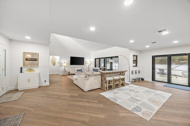 Building Photo - 845 NE Mulberry Dr