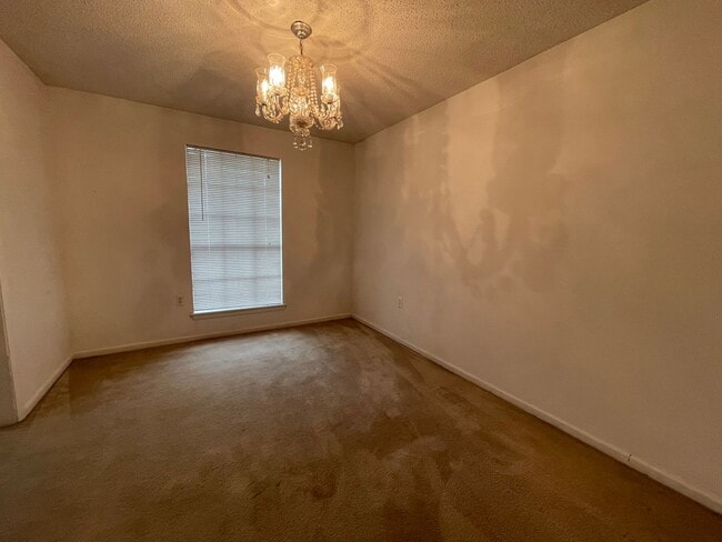 Building Photo - Spacious Home in Country Club Estates