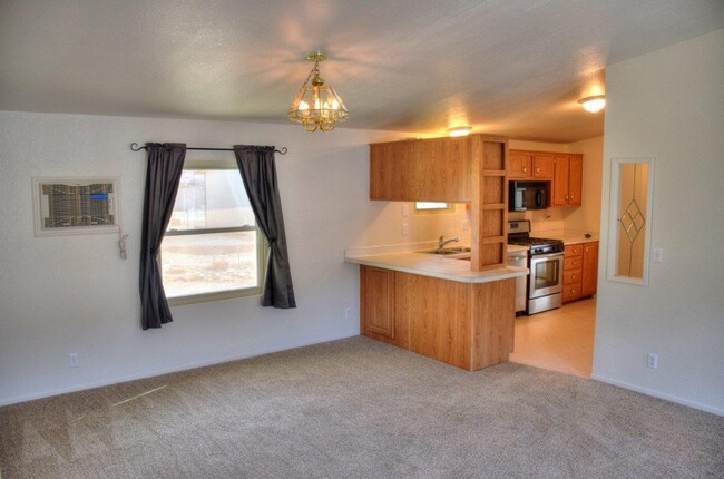 Building Photo - Roomy Dayton Three Bedroom with Oversized ...