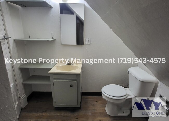 Building Photo - $400 Off Move In Special! Centrally Located, 2nd Floor Apartment with 1 Bedroom/1 Bathroom  - $80...