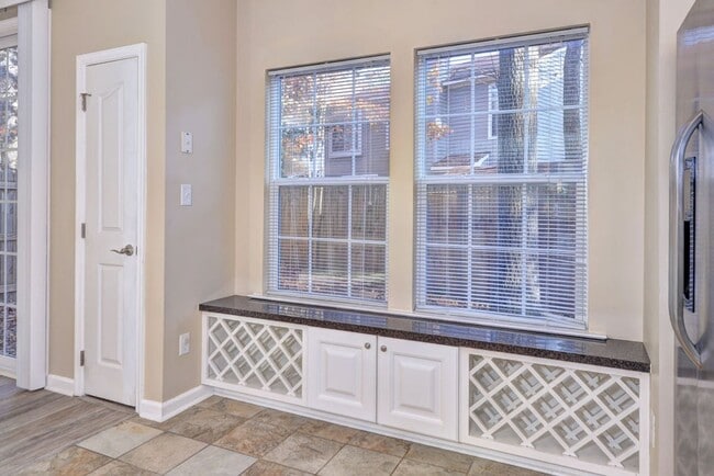 Building Photo - Updated Kiln Creek Home