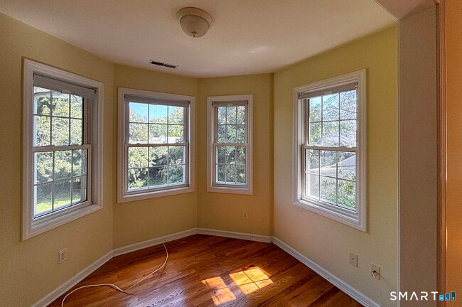 Building Photo - 405 S Pine Creek Rd