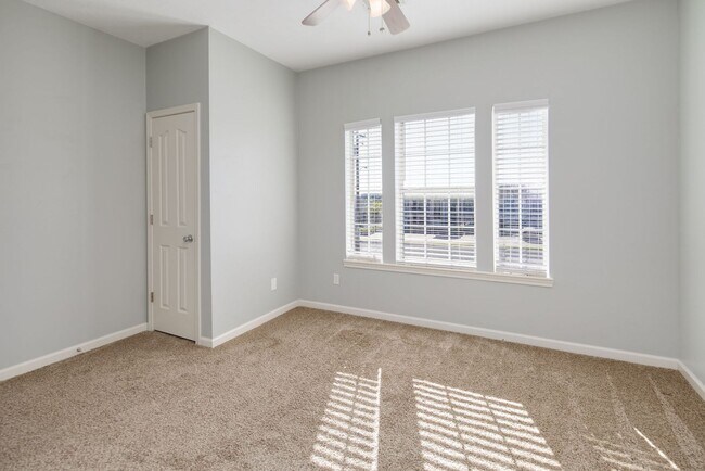 Building Photo - IMMEDIATE MOVE IN!!!  3 bedroom 3 Bathroom Duplex Next Door to Blinn!