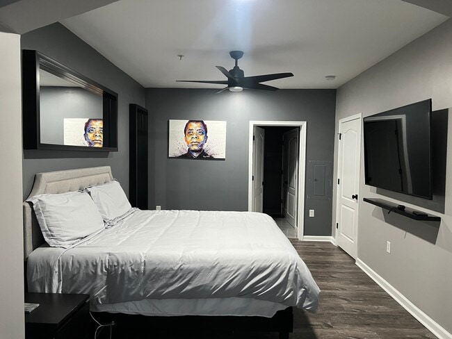 Building Photo - 400 Symphony Cir