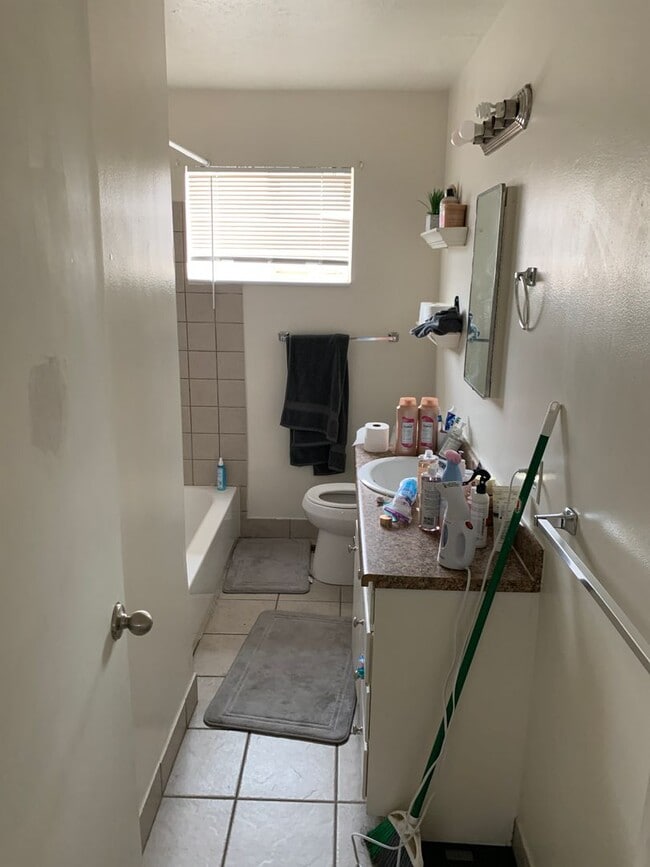 Building Photo - 3 Bed/1.5 Bath in a Cul-de-sac by Universi...