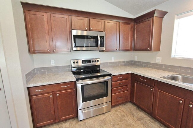 Building Photo - Immaculate Single-Level Home
