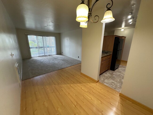 Building Photo - Spacious 1 Bedroom near Lake Merritt! FIRS...