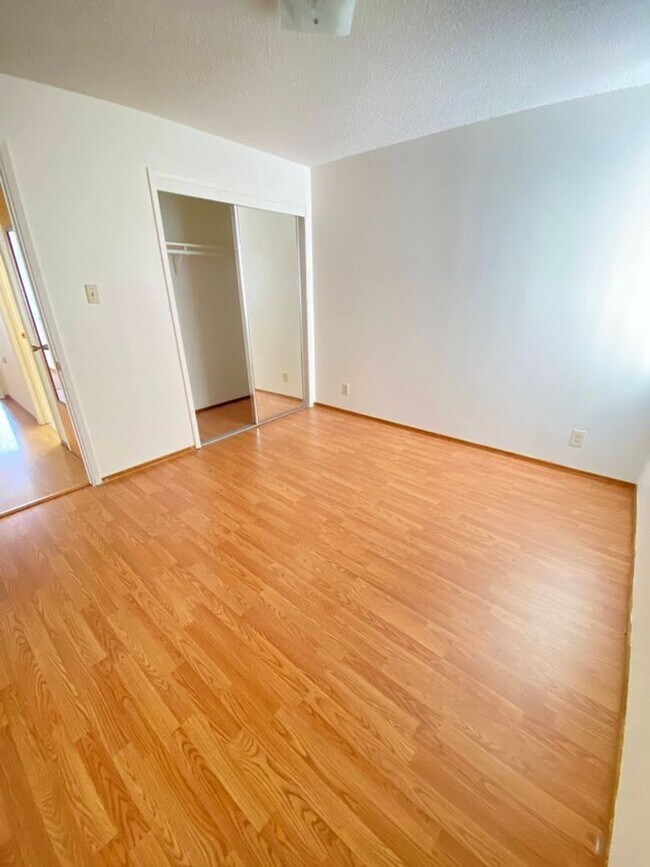 Building Photo - 262Price