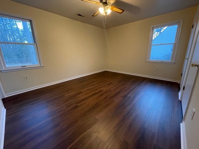 Building Photo - 3 Bedroom Rancher